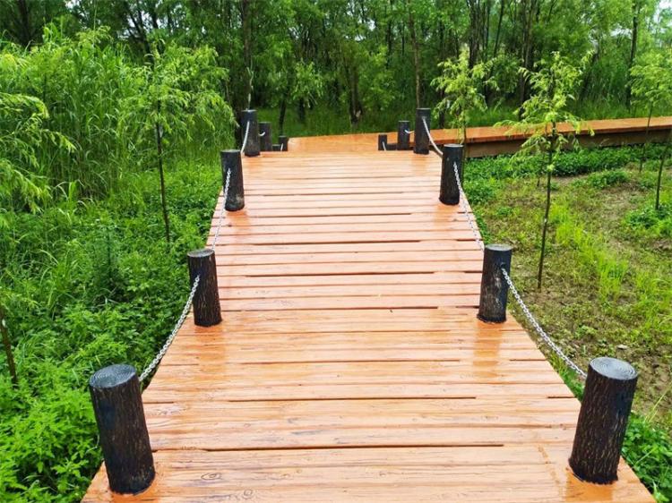 泰安公園花園木塑板鋪設(shè)